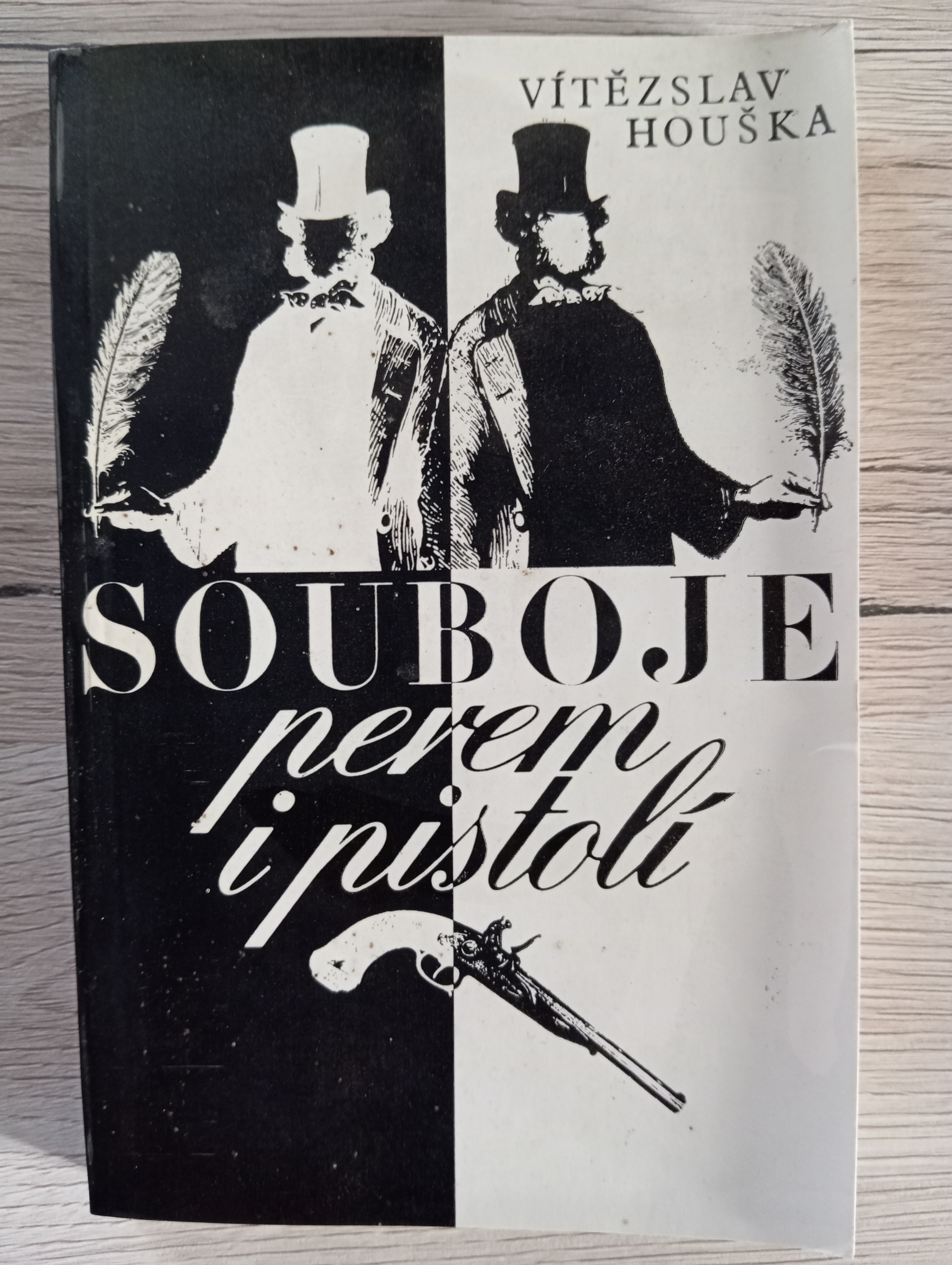 SOUBOJE PEREM I PISTOLÍ – Vítězslav Houška